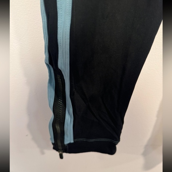 Black and blue lululemon mesh leggings - Picture 2 of 5